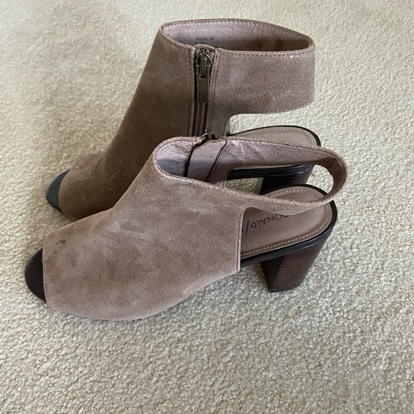 Donald J Pliner Irene 60 new in box gold shimmer heels size 8.5 - Picture 2 of 8